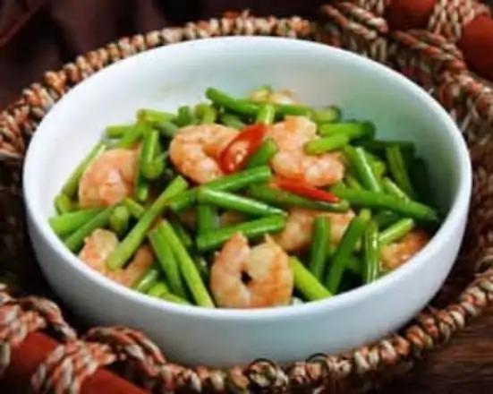蒜苔炒 (虾球) / Stir Fried Garlic Sprouts (King Prawns)
