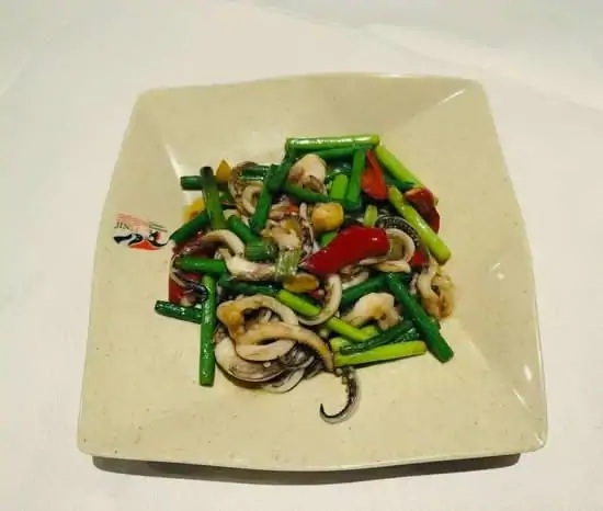 蒜苔炒 (鱿鱼丝) / Stir Fried Garlic Sprouts (Shredded Squid)